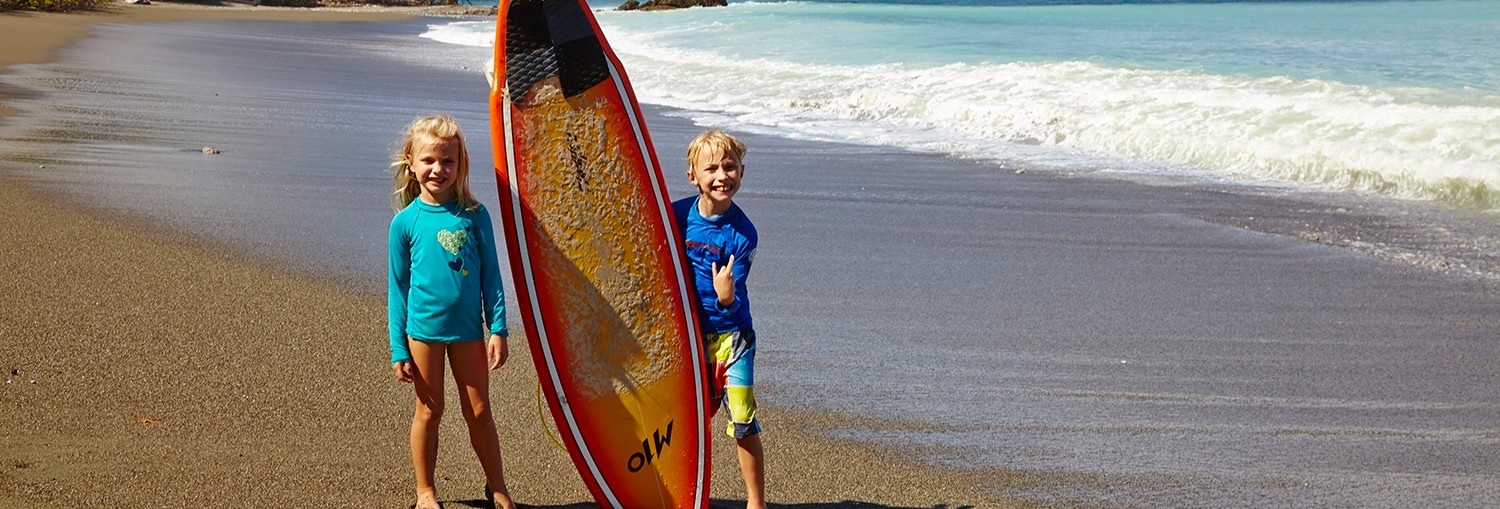 Kinderen surfboarden Costa Rica.