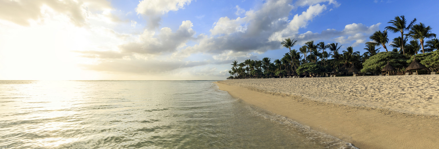 Strand van Flic en Flac Beach met prachtige stranden en een azuurblauwe turkooizen zee