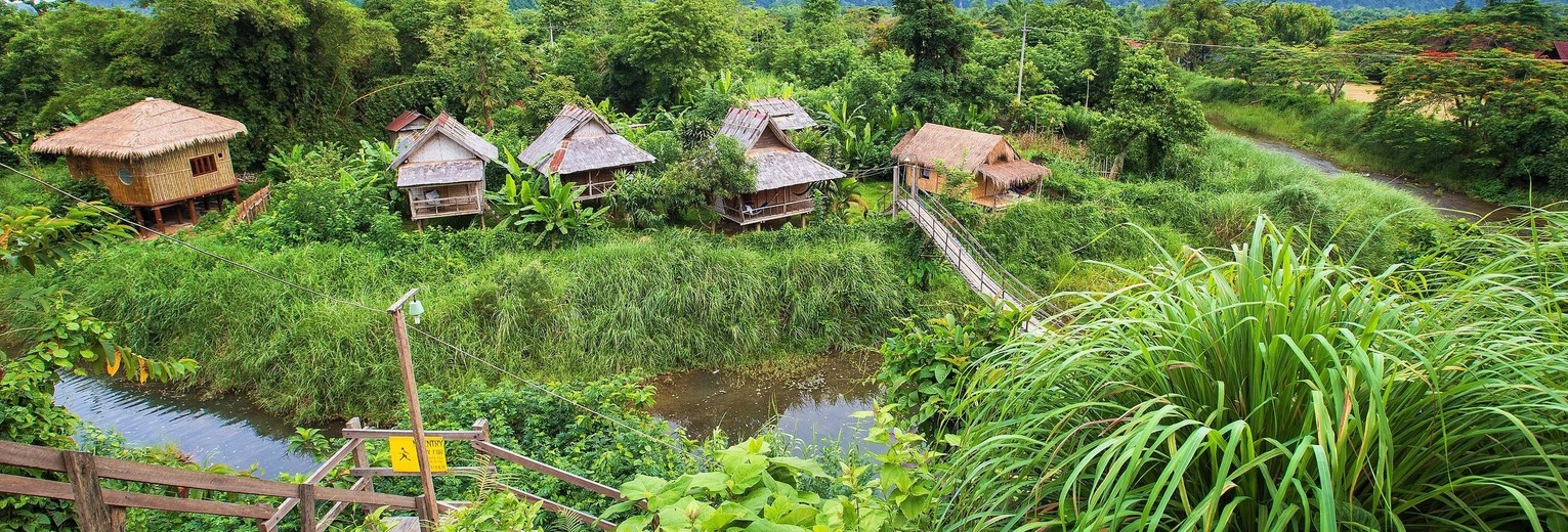 Een dorp in de bergen van Vang Vieng Een dorp in de bergen van Vang Vieng