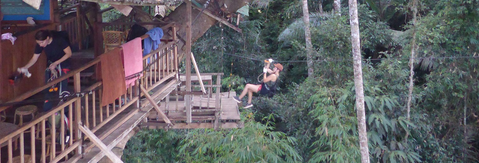 We ziplinen zo de boomhut in, Laos