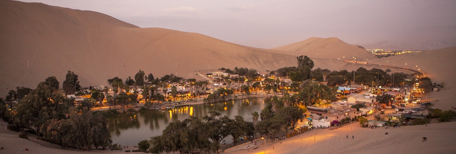 De zandduinen en oase van Huacachina in Peru De zandduinen en oase van Huacachina in Peru