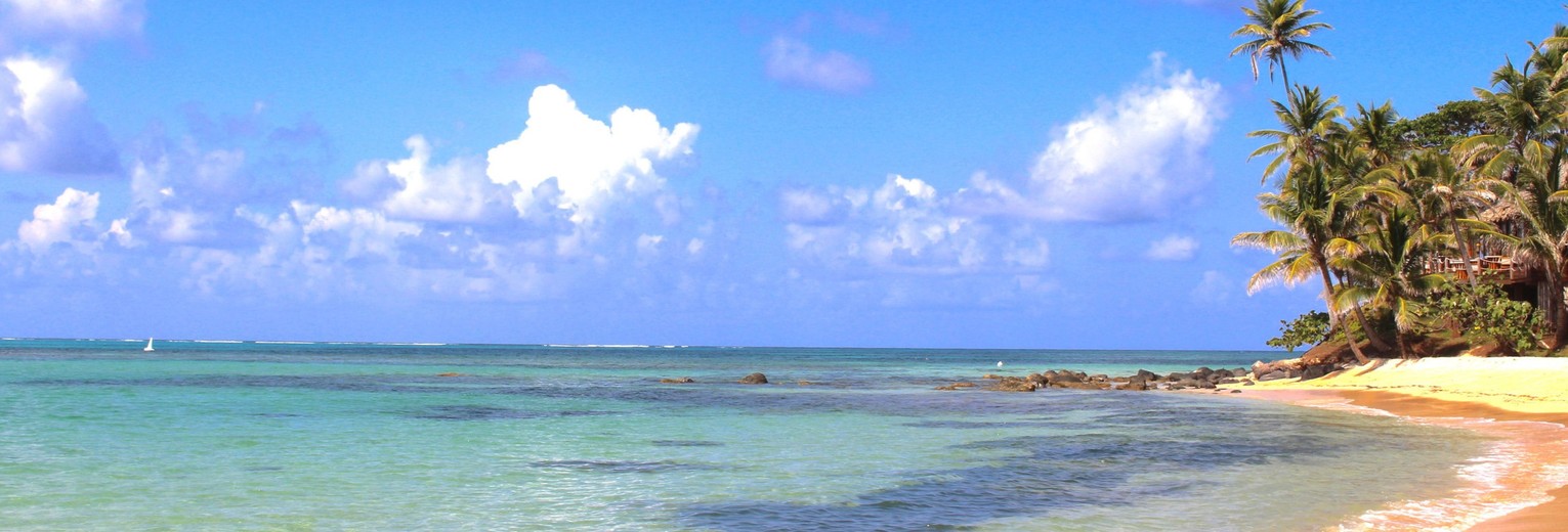 Azuurblauwe zee bij Corn Islands in Nicaragua