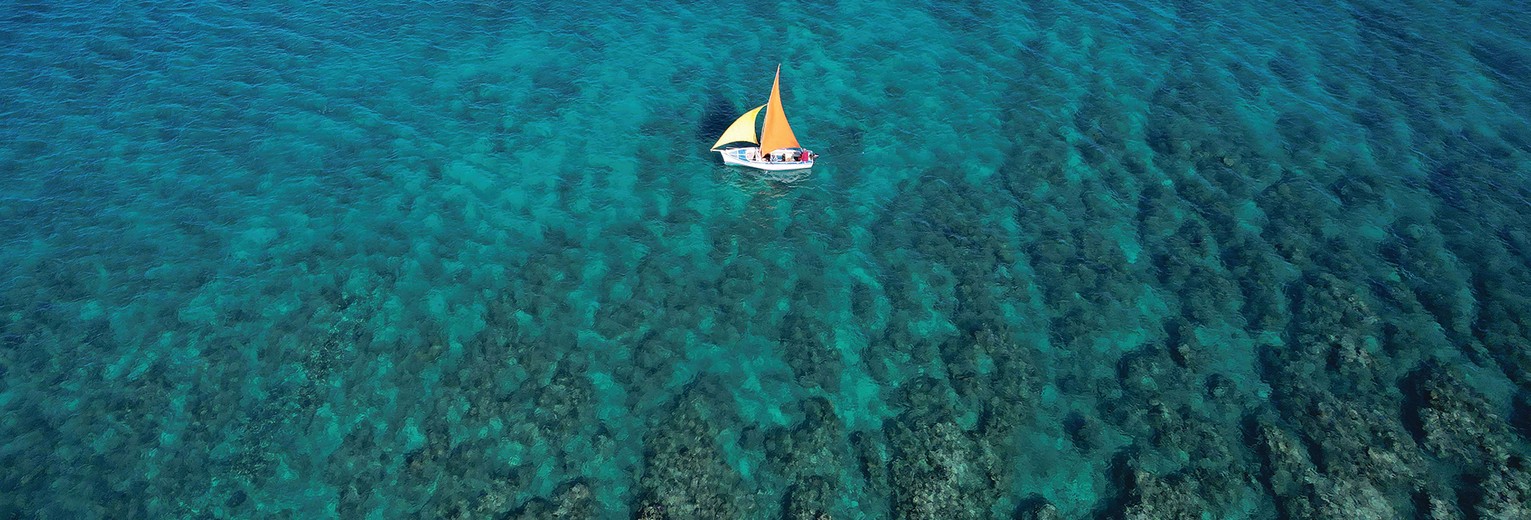 Vissersboot op de Indische Oceaan bij Mauritius in het koraalrif