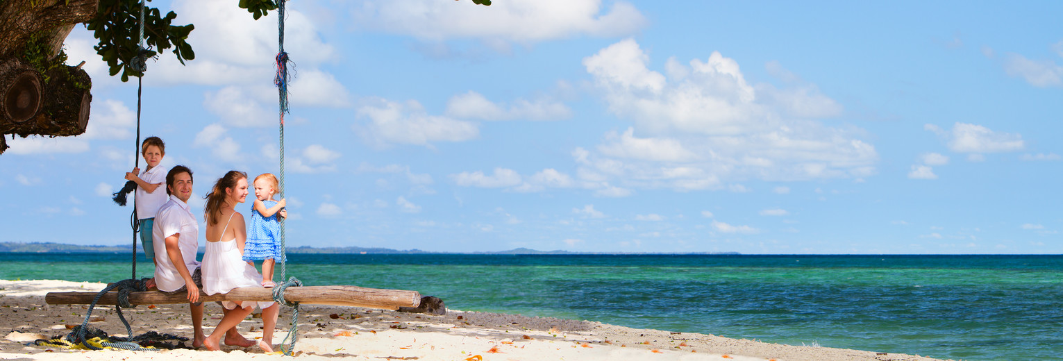 Met het gezin op het strand op Langkawi