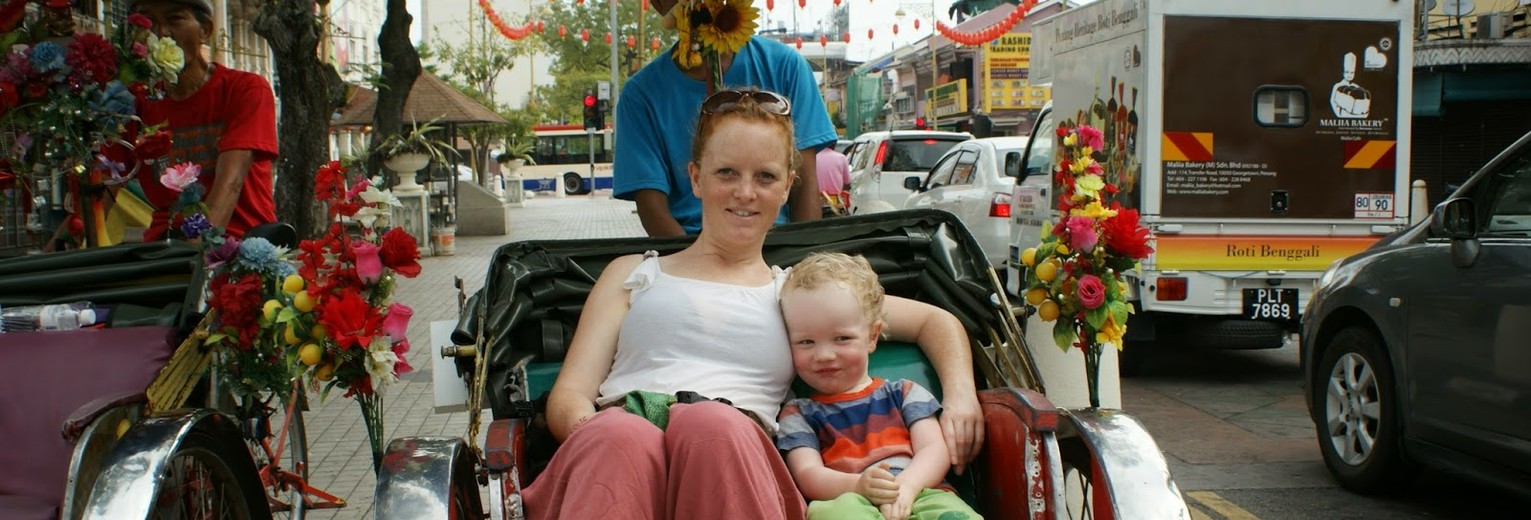 Moeder en kind samen op pad door Kuala Lumpur, Maleisie