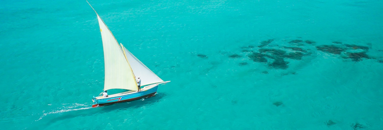 Zeilen over de blauwe wateren van Mauritius