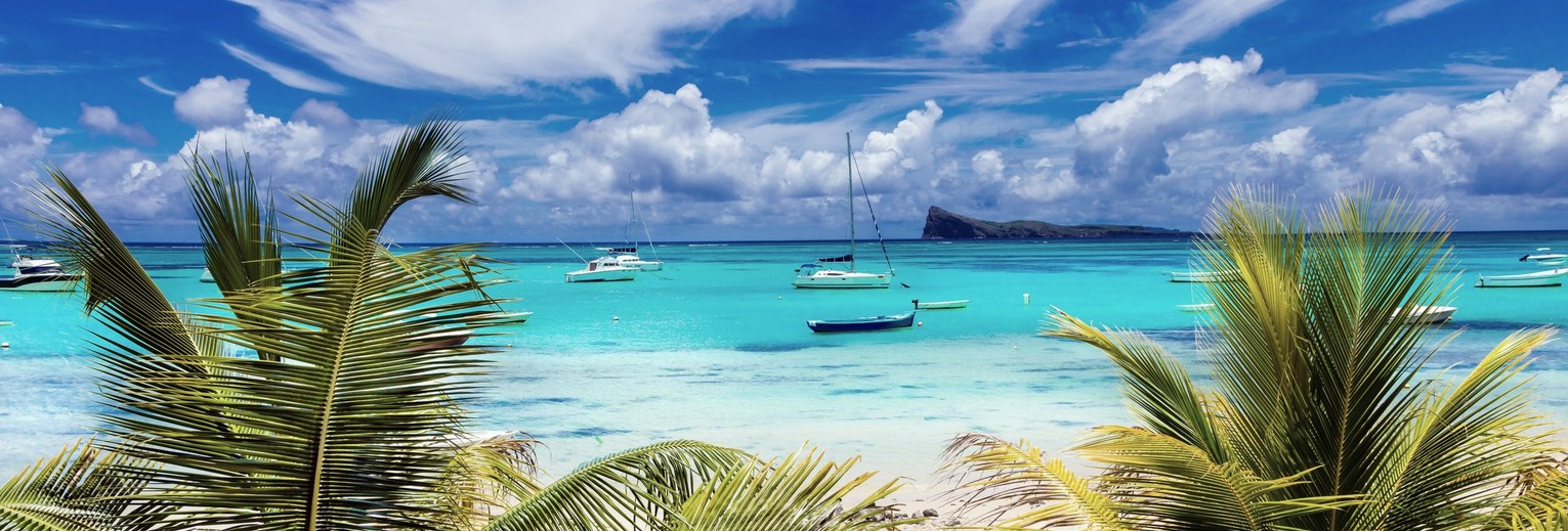 Witte stranden en blauwe zee op bounty Mauritius