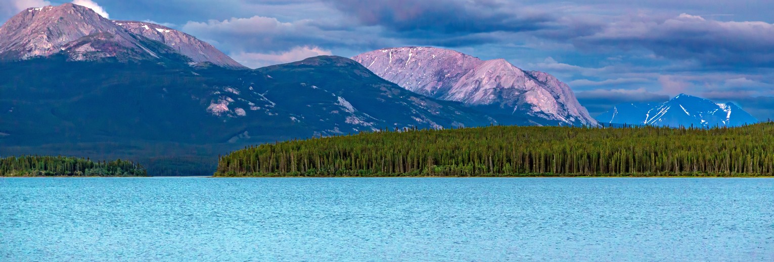 Middernachtszon bij Lake Tagish, Yukon, Canada