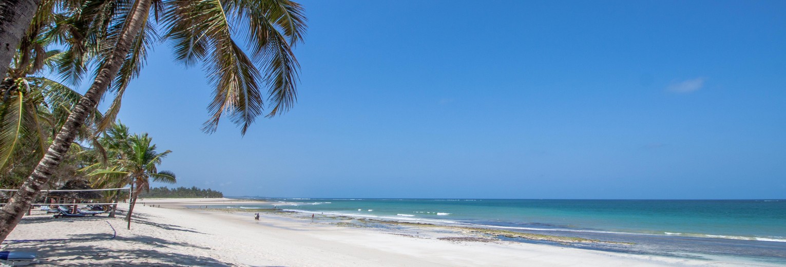 Witte zandstrand Diani Beach Mombasa, Kenia