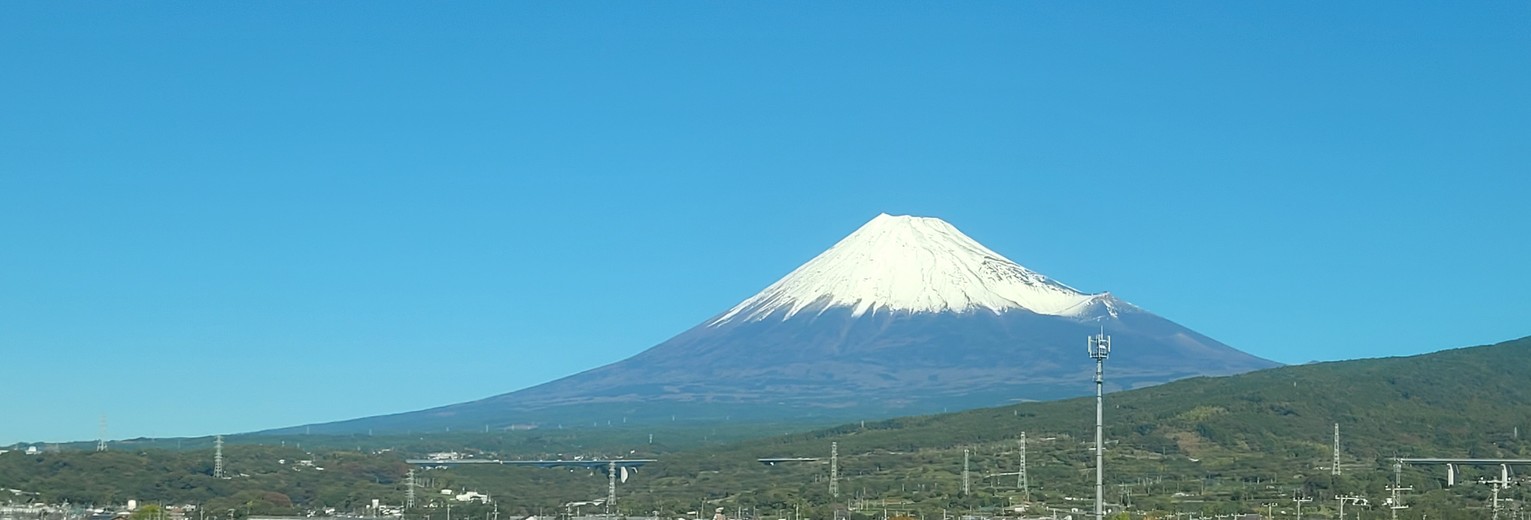 Uitzichten op de besneeuwde bergtop van de Mount Fuji
