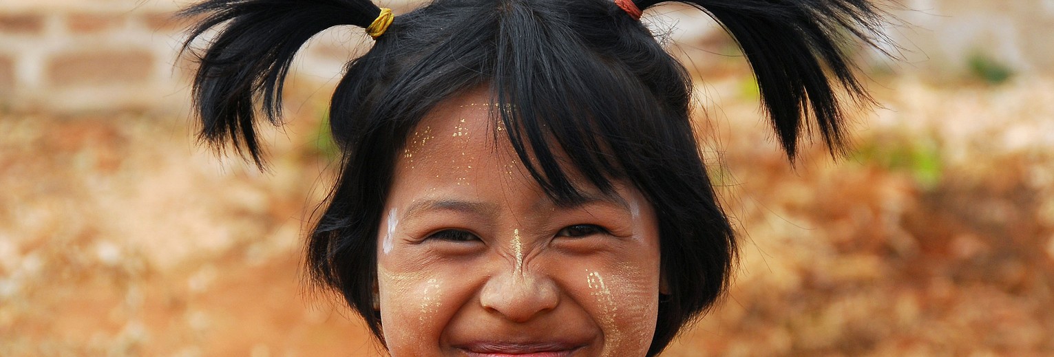 Thanaka poeder op het gezicht van dit vrolijke meisje in Myanmar Thanaka poeder op het gezicht van dit vrolijke meisje in Myanmar