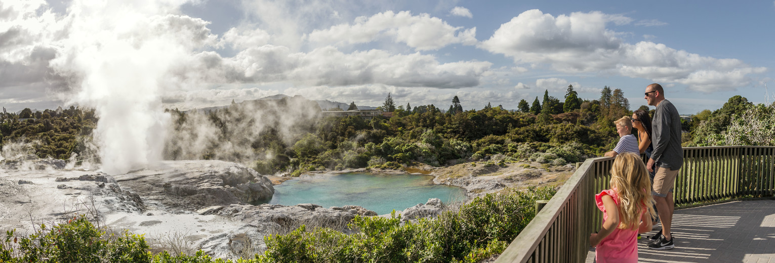 Ontdek spuitende geisers en borrelende modderpoelen nabij Rotorua, Nieuw-Zeeland