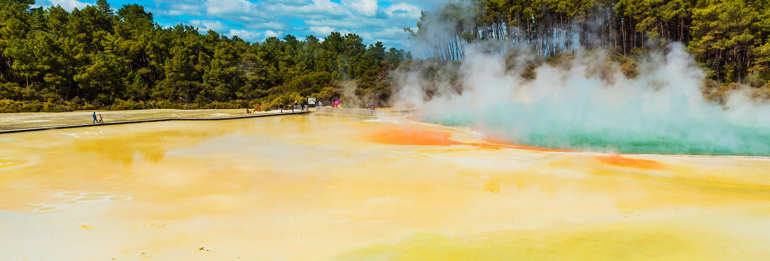 Stomende geisers en water in bizarre kleuren bij Rotorua, Nieuw-Zeeland