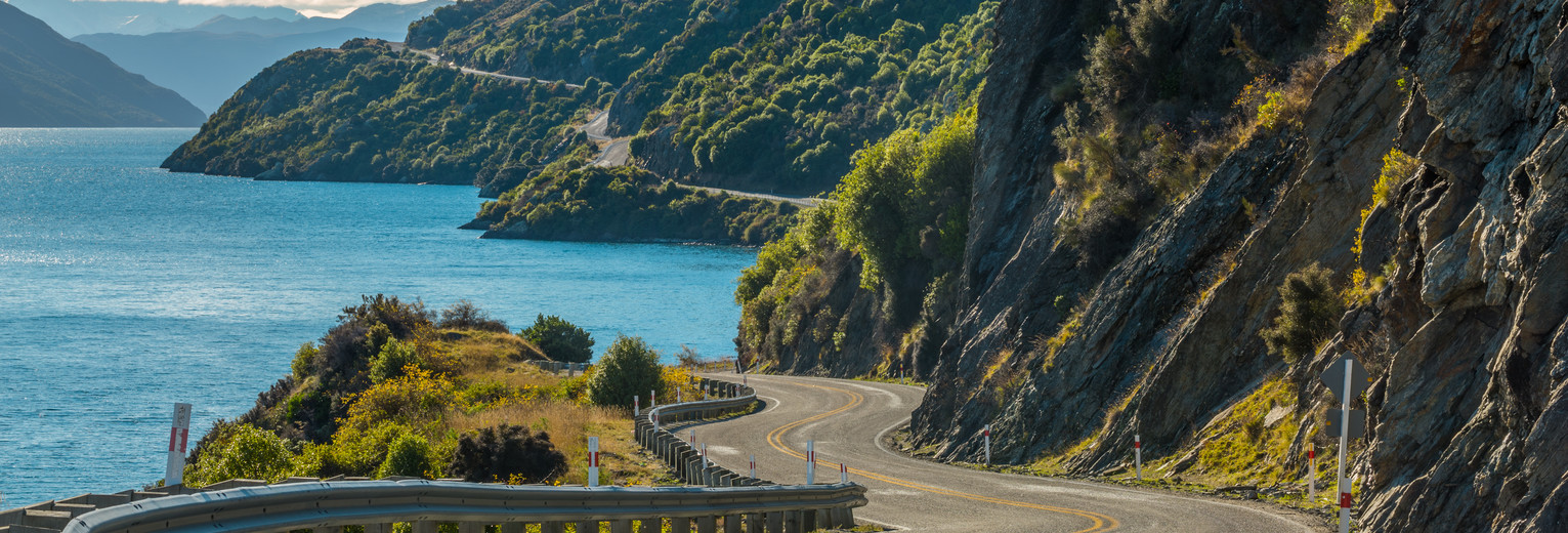 De kronkelende wegen langs Lake Wakatipu, Queenstown, Nieuw-Zeeland