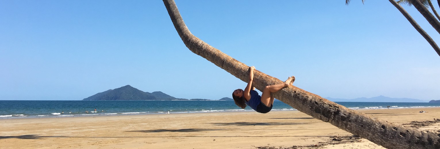 Van Verre medewerkster Danique hangend aan boom Mission Beach, Australië