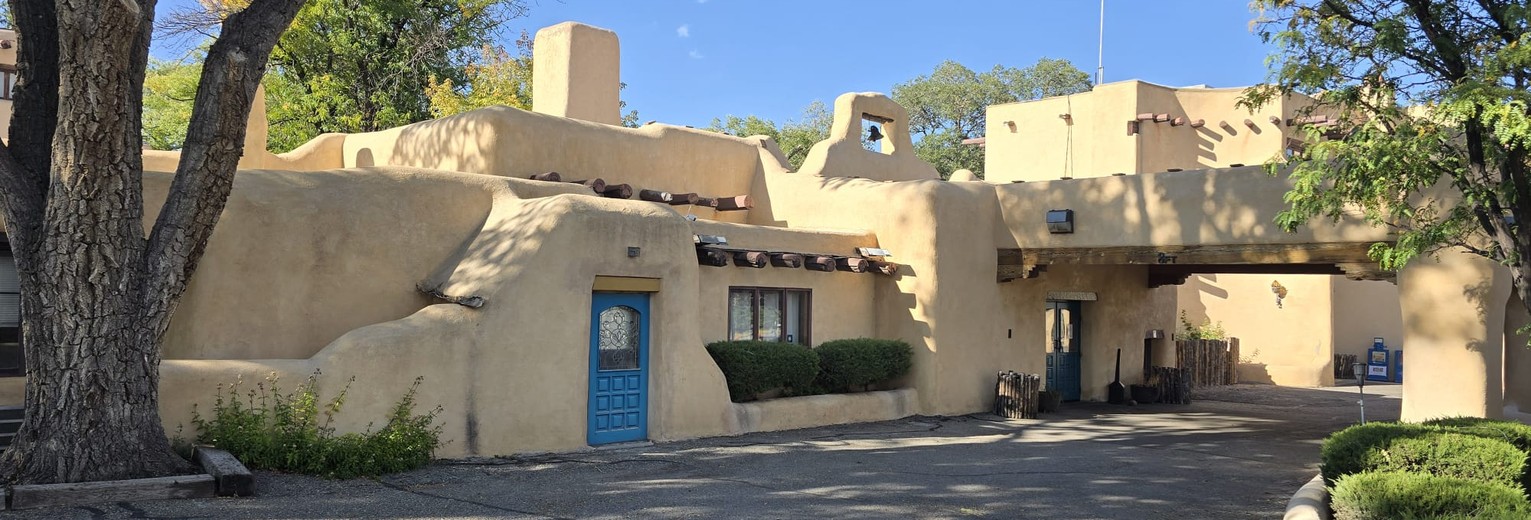 Wandel in het historisch stadshart van Taos tussen de adobe huizen, New Mexico, Amerika