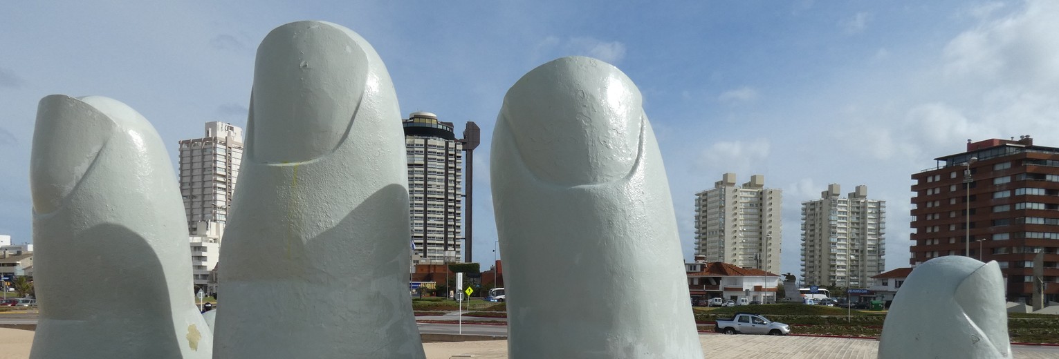 Kunstwerk met enorme vingers in Punta del Este, Uruguay
