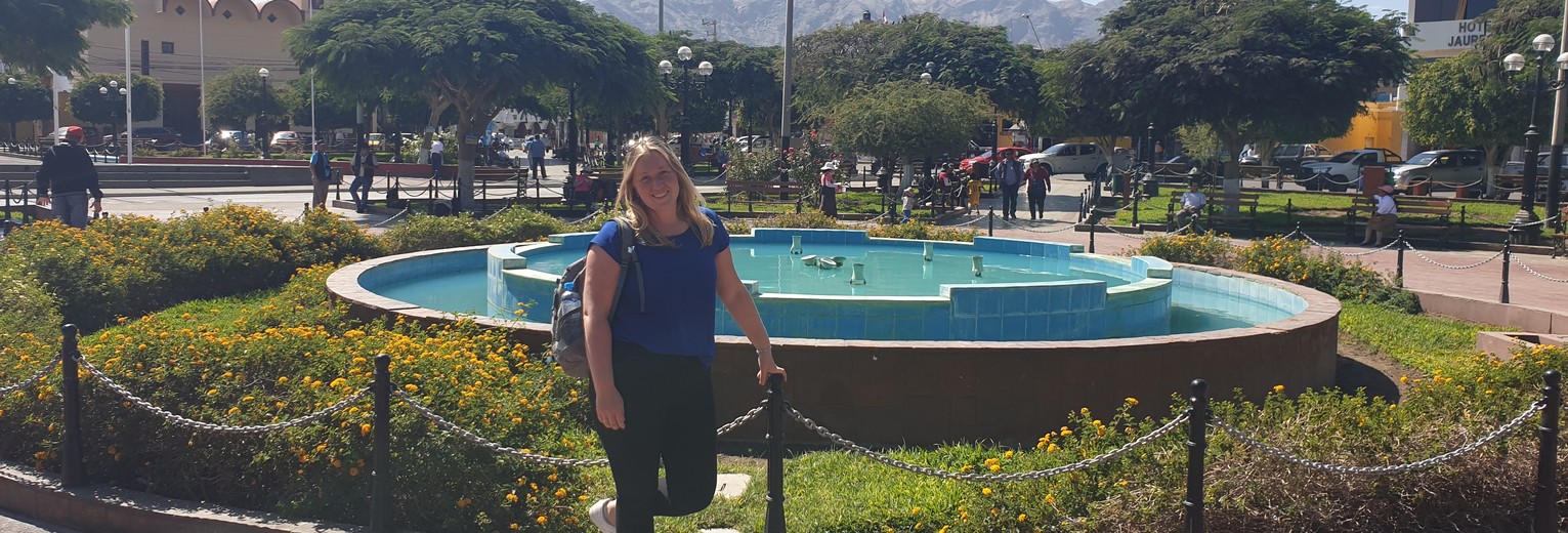 Manon op Plaza de Armas in Nazca Manon op Plaza de Armas in Nazca
