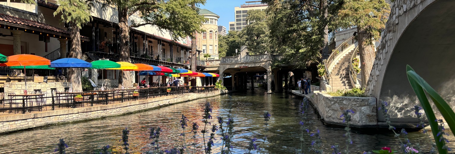 Gezellige terrassen aan het water in San Antonio, Texas, USA