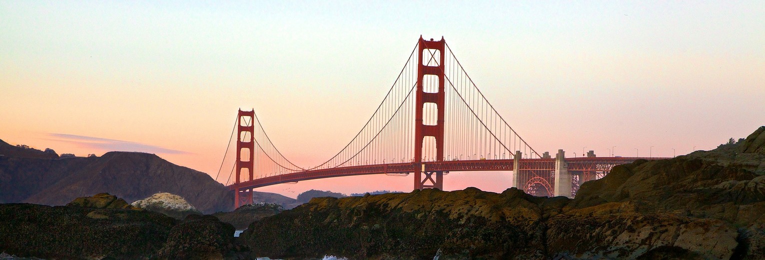 De fameuze Golden Gate Bridge in San Francisco bij zonsondergang, Amerika