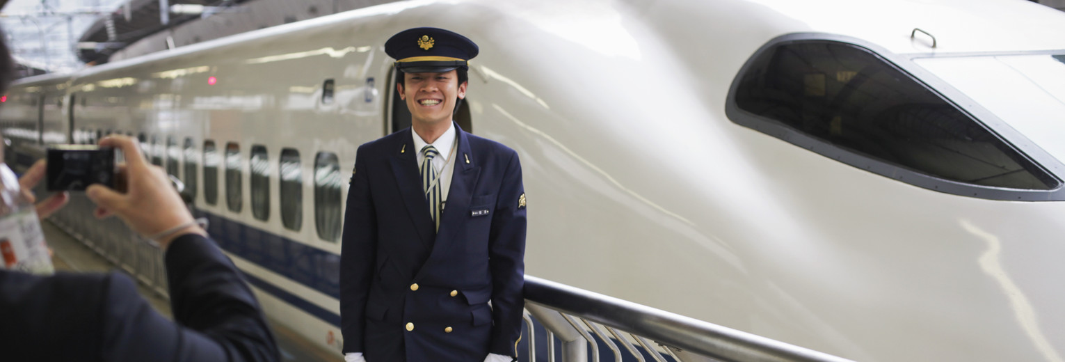 De conducteur van de Shinkansen trein in Japan