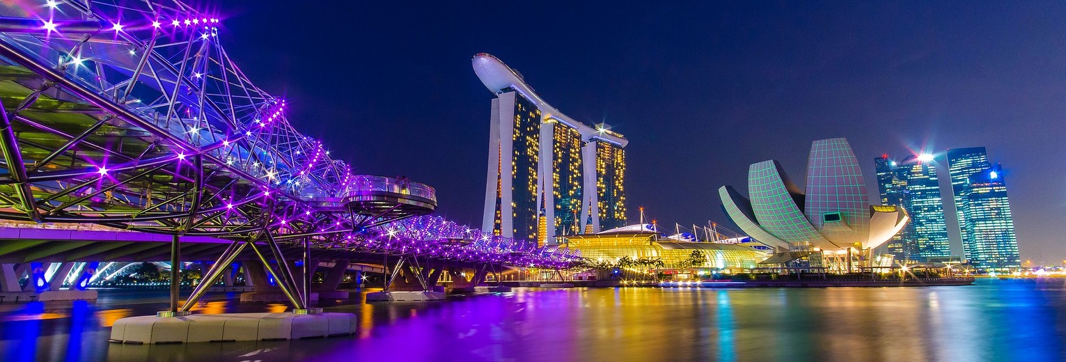 Prachtige verlichting in de stad Singapore in de avond