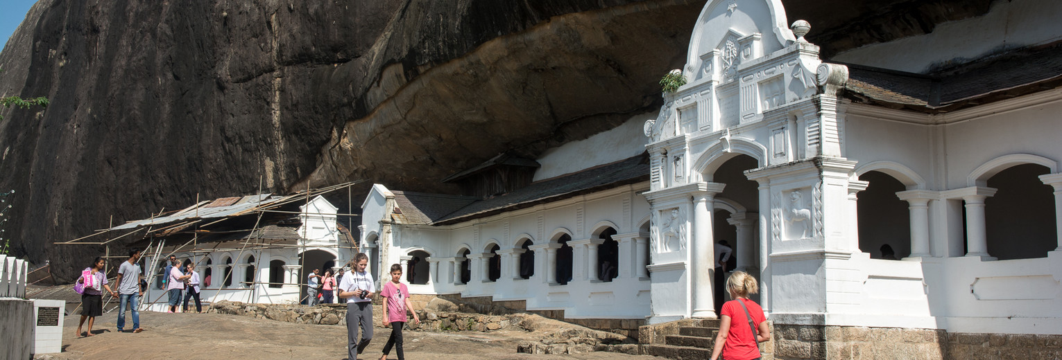 Wandelen bij de grottempels bij Dambulla, Sri Lanka