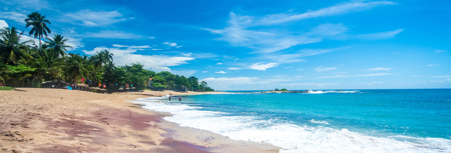 Het goudgele zandstrand van Tangalle, Sri Lanka