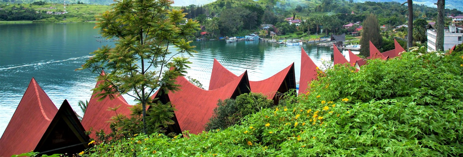 De traditionele puntdaken naast het Tobameer op Sumatra, Indonesië