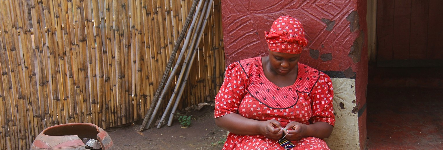 Een local bij haar huis in eSwatini