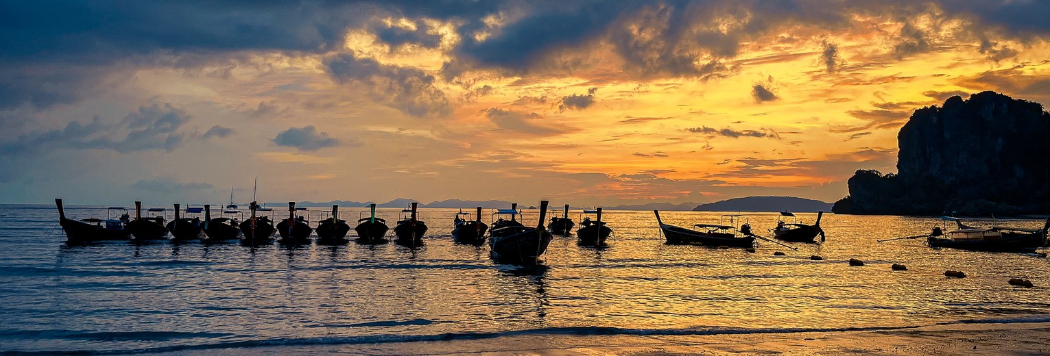 Het is genieten tijdens zonsondergang op Krabi