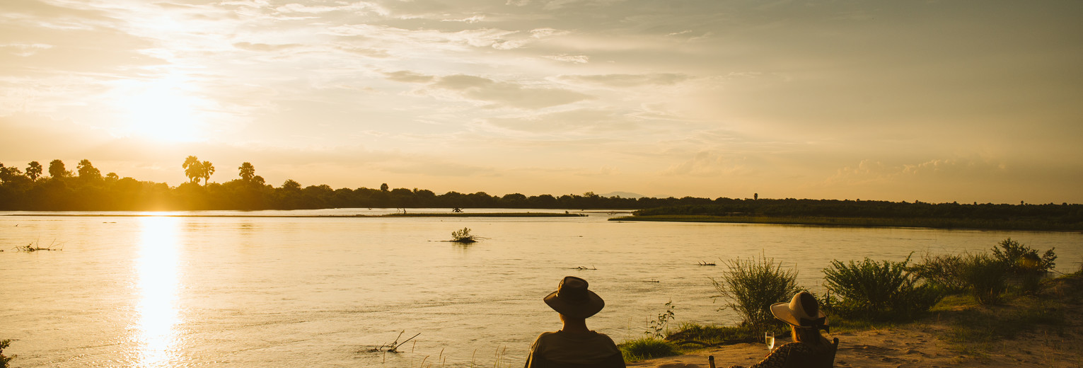 genieten van de zonsondergang in Nyerere National Park, Tanzania genieten van de zonsondergang in Nyerere National Park, Tanzania