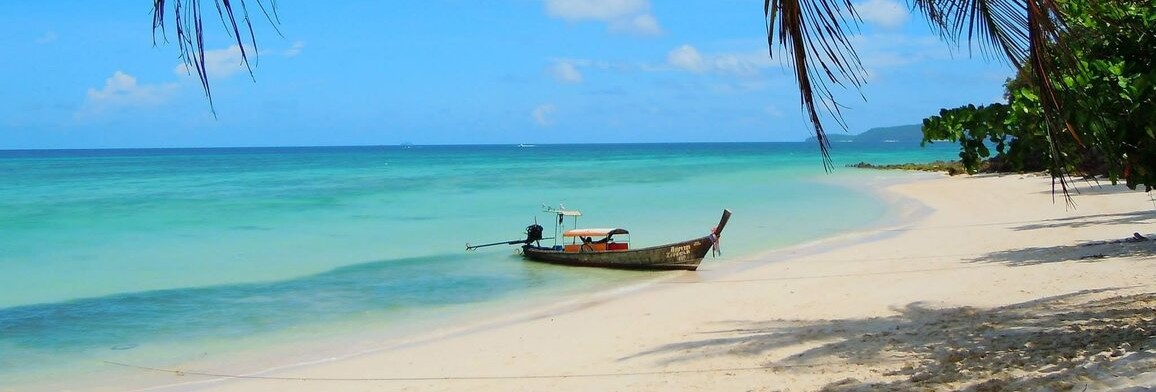 Bootje op bounty-stranden van Thailand