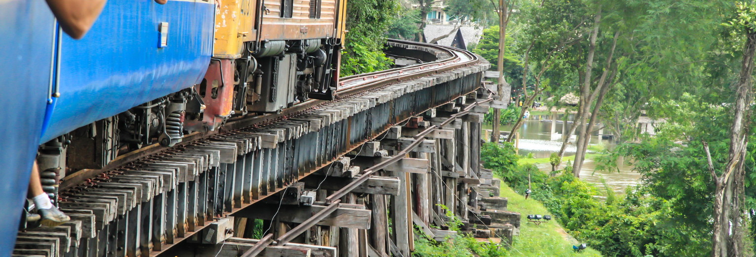 Reizen per trein in Thailand zoals hier bij de River Kwai