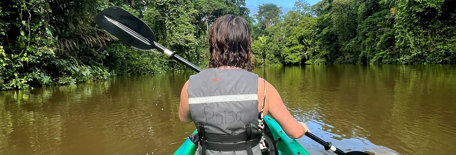 Collega Dewi kajakken in Tortuguero