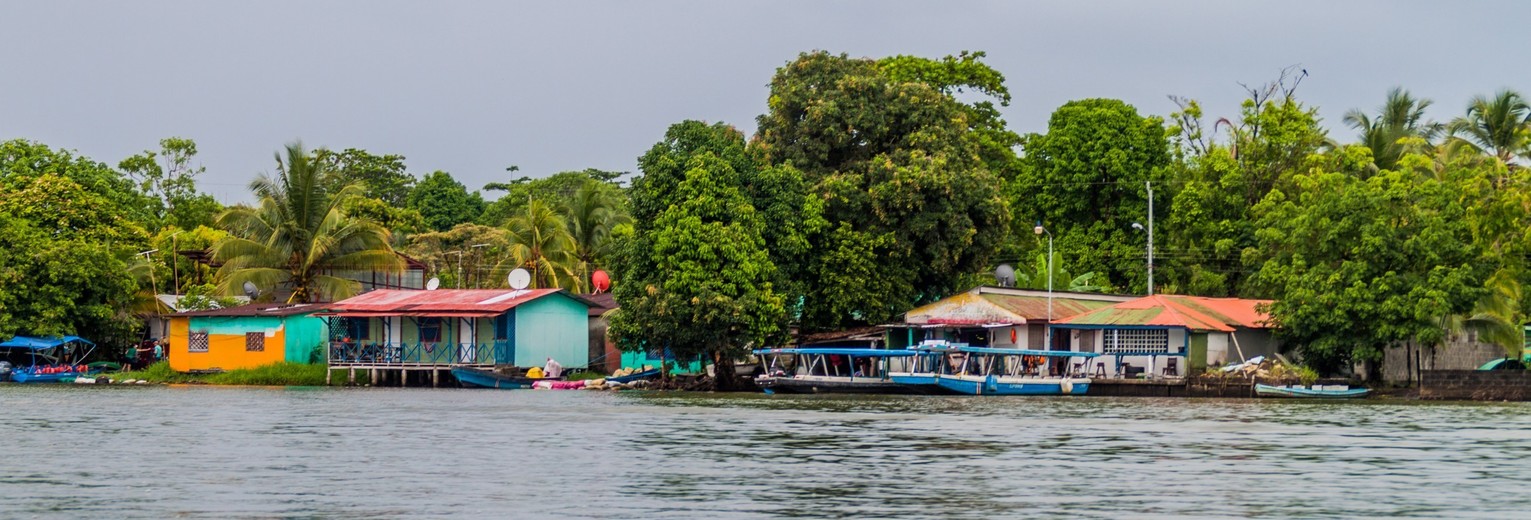 Drijvend dorp in Tortuguero NP, Costa Rica