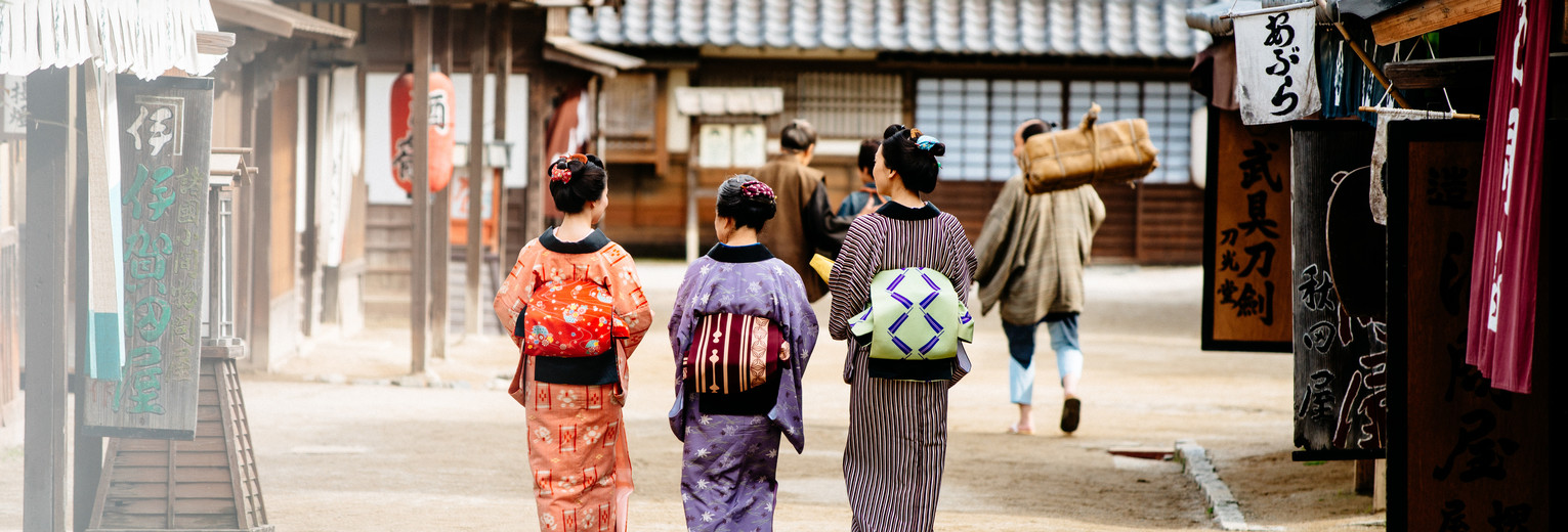 Japanse vrouwen in traditionele kleding Japanse vrouwen in traditionele kleding