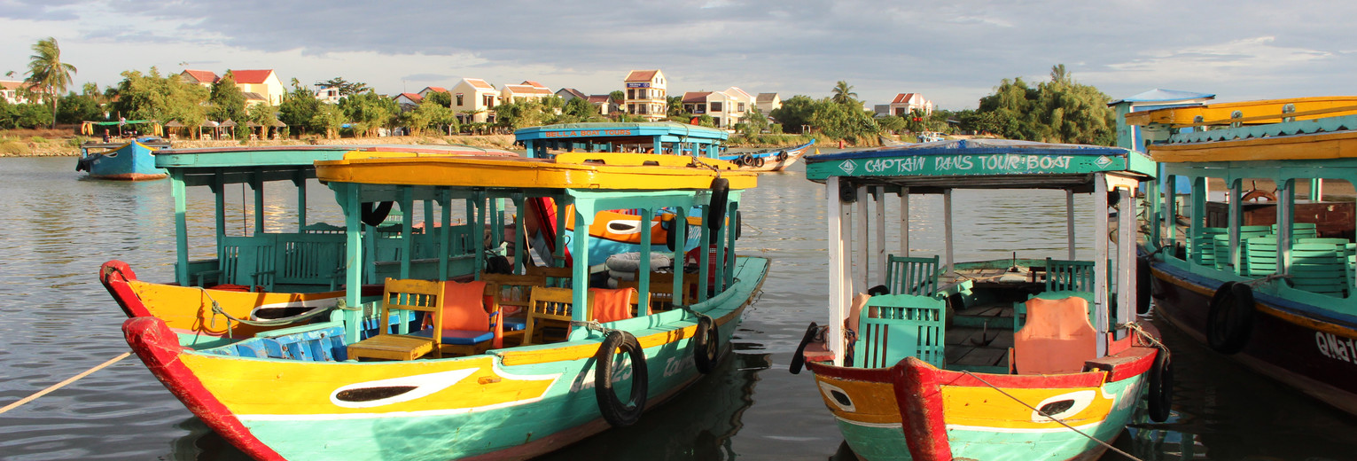 Kleurrijke bootjes in het water bij Hoi An.