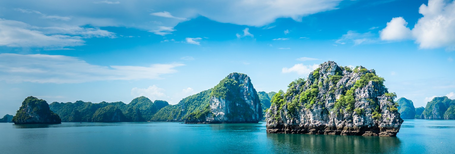 Bij mooi weer de prachtigste uitzichten bij Bai Tu Long, Halong Bay, Vietnam