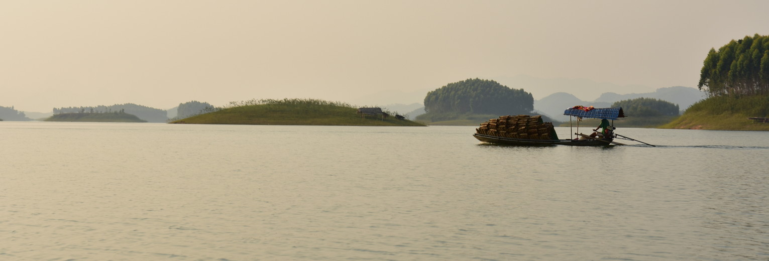 Lokale vissers op Thác Bà Lake, Vietnam