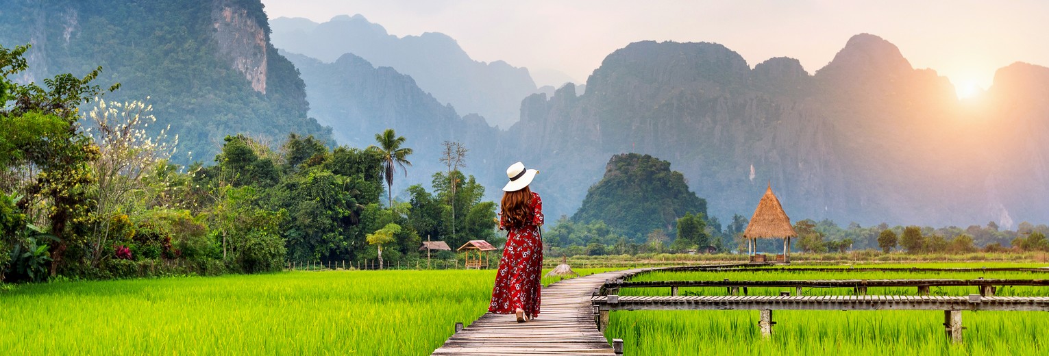 Vrouw in de rijstvelden bij Vang Vieng Vrouw in de rijstvelden bij Vang Vieng