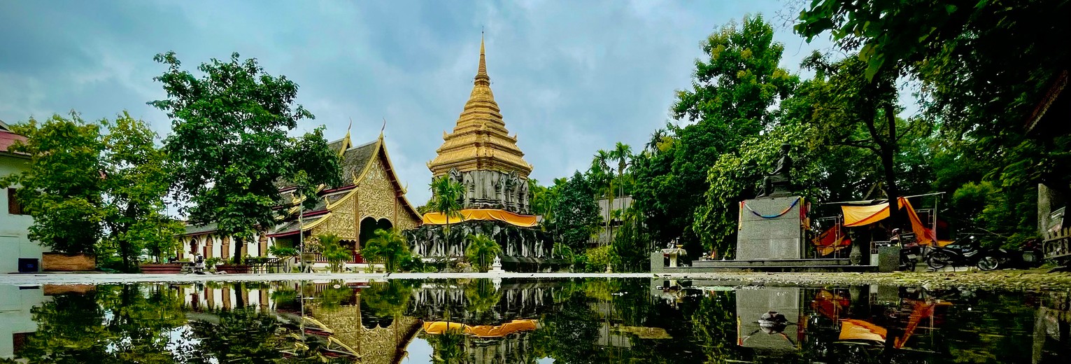 Wat Chiang Mai in reflectie in het water