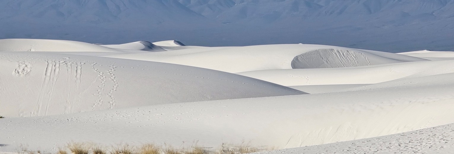 Wandel door de oogverblindende witte zandduinen van White Sands National Park, New Mexico, Amerika