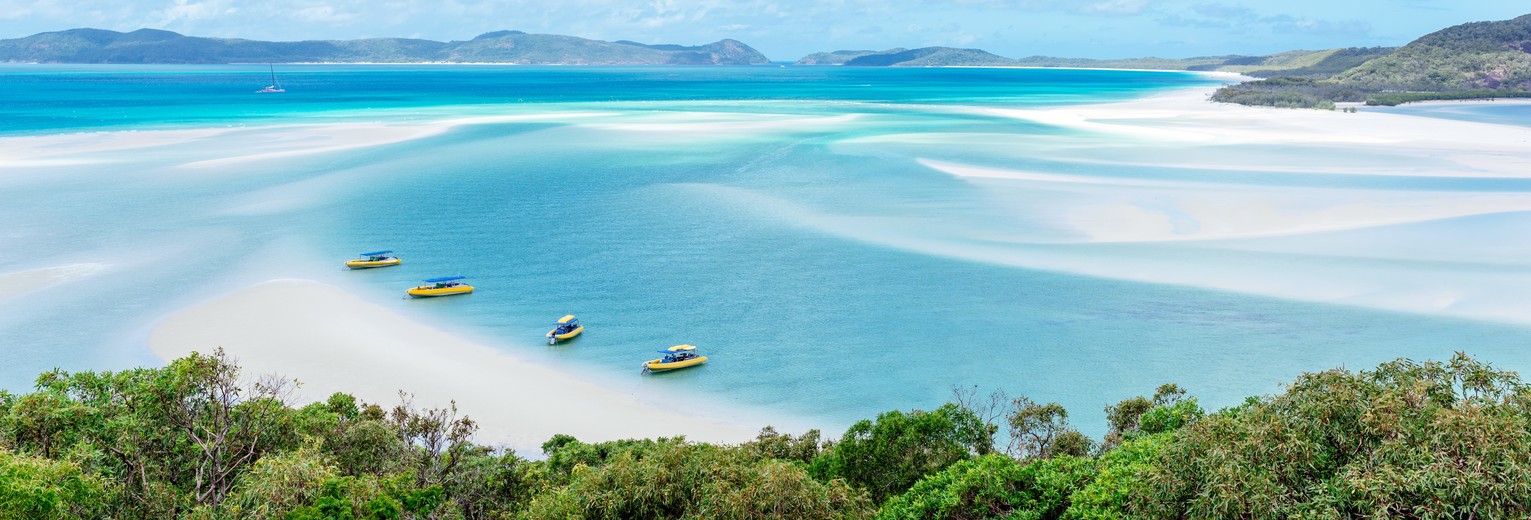 Boten en witte stranden va Whitsundays