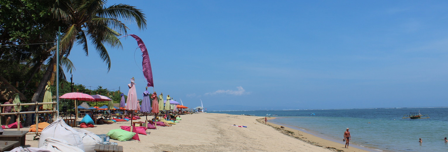 Witte-zandstrand-van-Sanur-Bali