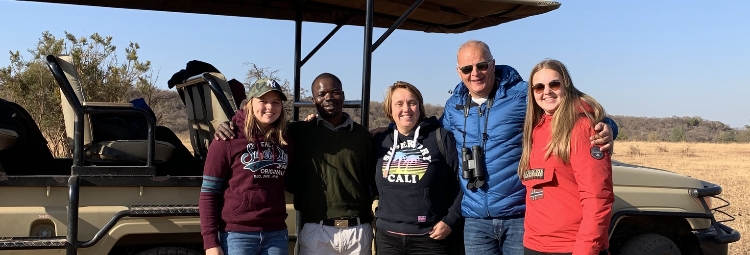 Wendy samen met haar gezin tijdens een jeep safari in Zuid-Afrika