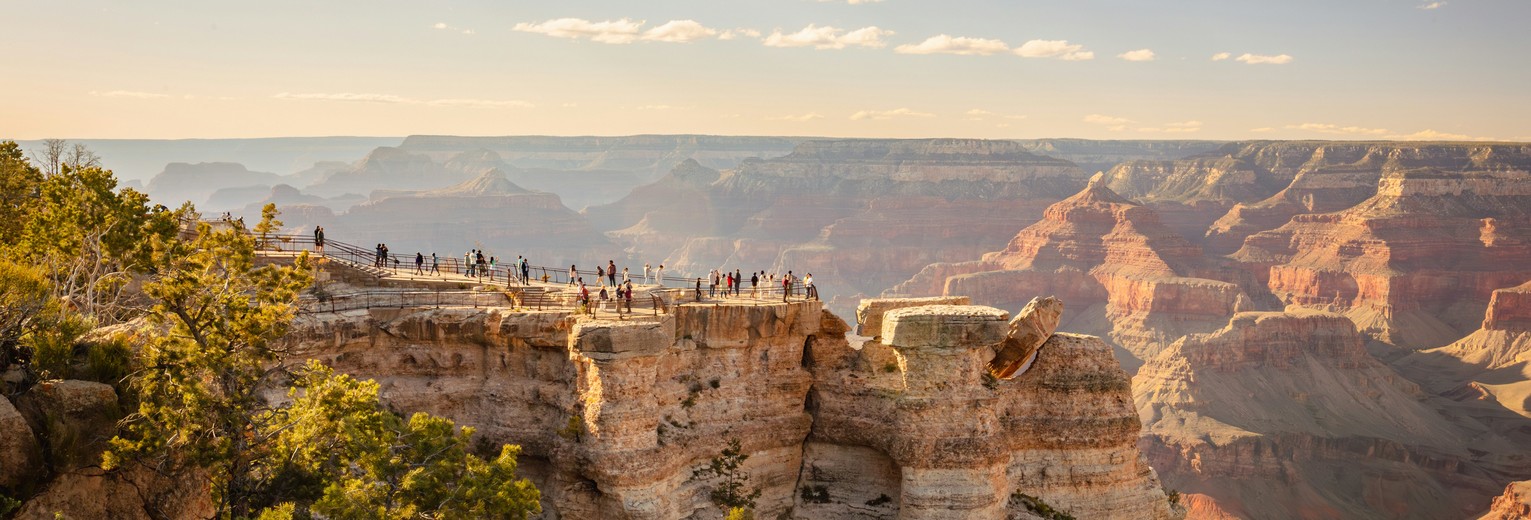 De Grand Canyon is verdeeld in de North Rim en South Rim, waarvan de South Rim de beste toegankelijkheid biedt