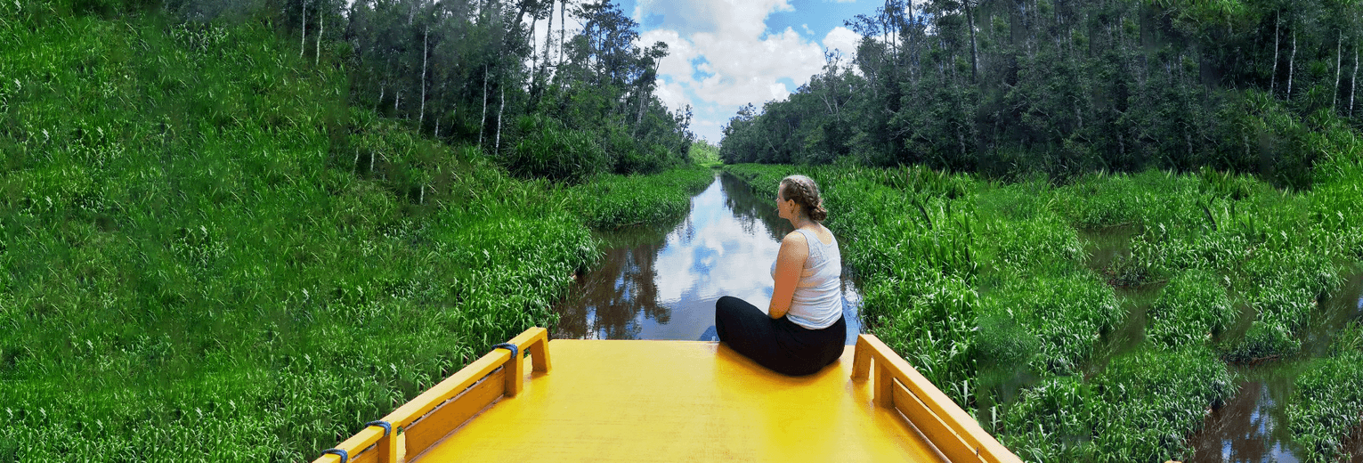 Tessa op de houseboat door de jungle van Kalimantan Tessa op de houseboat door de jungle van Kalimantan