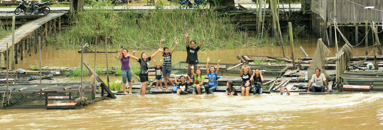 indonesie-Mahakamrivier-zwaaiende-kinderen_2_127747