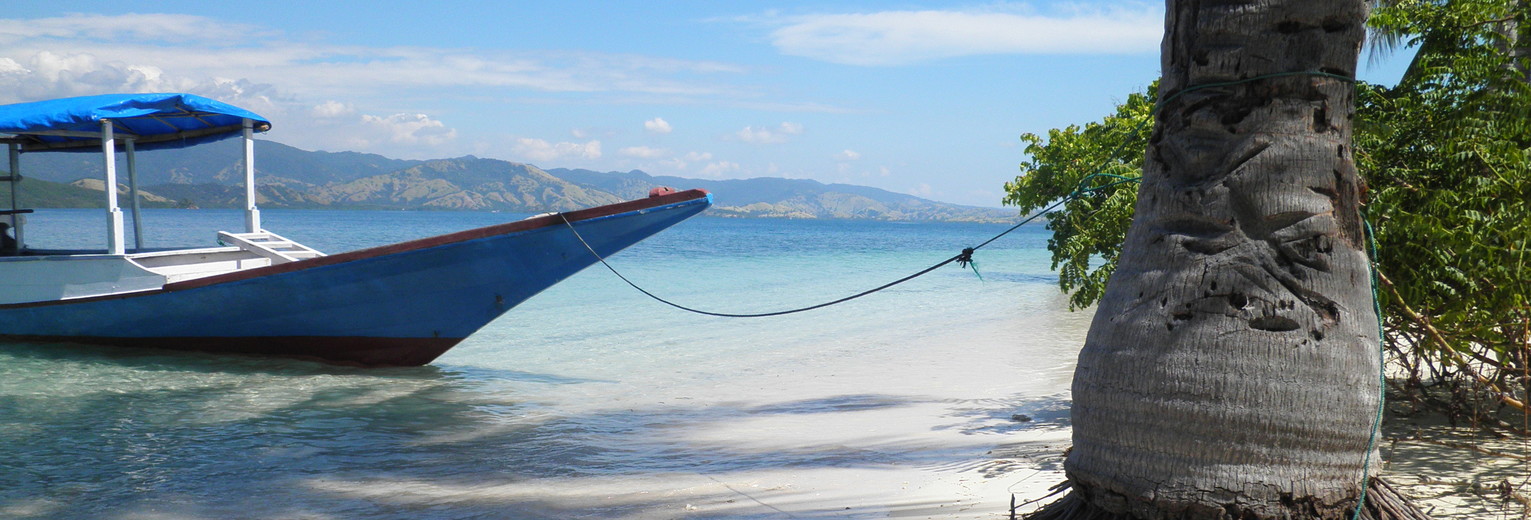 Het strand van Riung op Flores